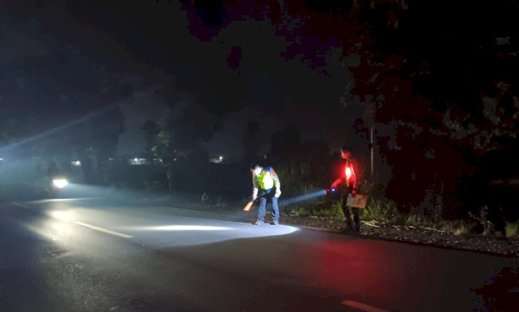 Anggota Satlantas Polres Probolinggo saat melakukan olah TKP/Ist 