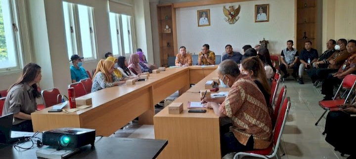 Teks foto: Rakor Satpol PP dengan para pemilik usaha panti pijat dan spa yang beroperasi di Kota Surabaya/RMOLJatim