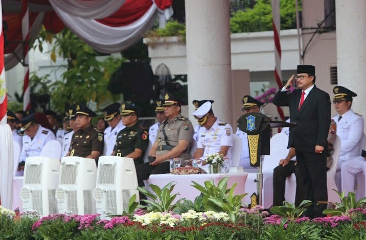 Teks foto: Ikhsan memimpin upacara peringatan Hari Otoda ke-29 di halaman Balai Kota Surabaya/ist