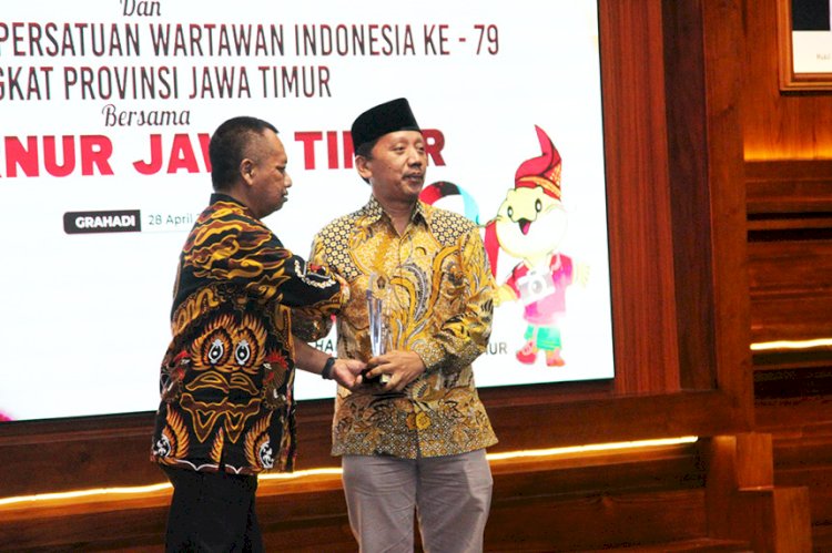 H Achmad Fauzi SH. Komisaris Utama PT. Petrogas Jatim Utama (Perseroda) menerima penghargaan dari PWI Jatim