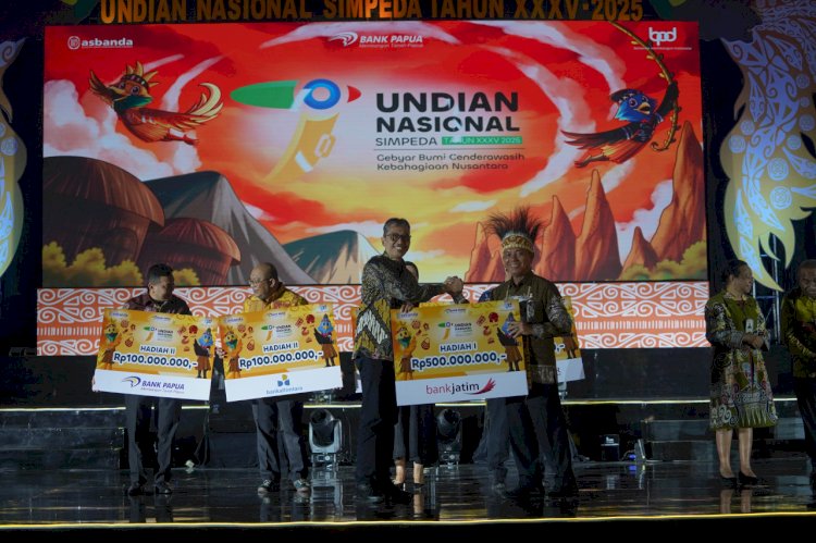 Plt.Ketum Asbanda Busrul Iman serahkan hadiah utama undian Simpeda Rp 500 juta kepada nasabah Bank Jatim.