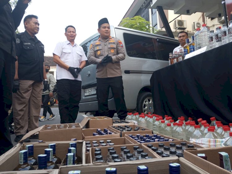 Poto - Kapolres saat ungkap kasus miras   