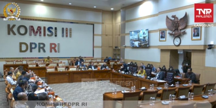 Tangkapan layar suasana rapat dengar pendapat umum Komisi III DPR dengan jajaran Polres Jakarta Timur dan Polda Metro Jaya bersama keluarga korban mahasiswa UKI, Rabu, 30 April 2025/RMOL