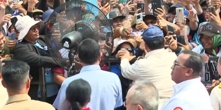 Presiden Prabowo Subianto menyapa para buruh di perayaan May Day di Monas, Jakarta pada Kamis, 1 Mei 2025/Repro