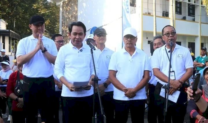 Bupati Jember Gus Fawaid dan Wakil Bupati Djoko Susanto, Kadisnaker dan perwakilan pengusaha sesaat sebelum melepas peserta jalan sehat peringatan Hari Buruh/RMOLJatim