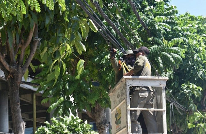 Satpol PP Surabaya menertibkan kabel utilitas/RMOLJatim