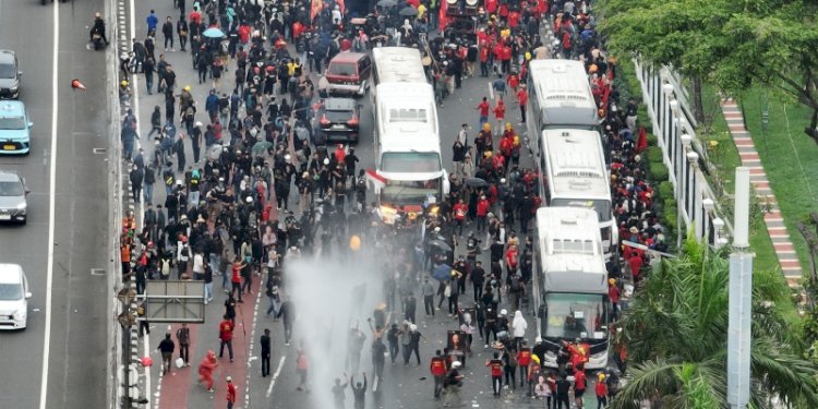 Polda Metro Jaya membubarkan paksa aksi MayDay di gedung DPR/MPR/DPD RI, Senayan, Jakarta Pusat, pada Kamis, 1 Mei 2025./Ist