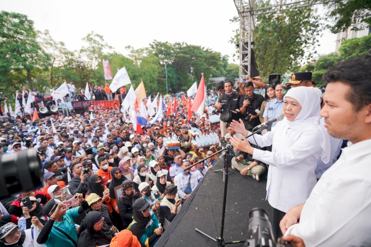 Gubernur Jawa Timur Khofifah Indar Parawansa bersama buruh/Ist