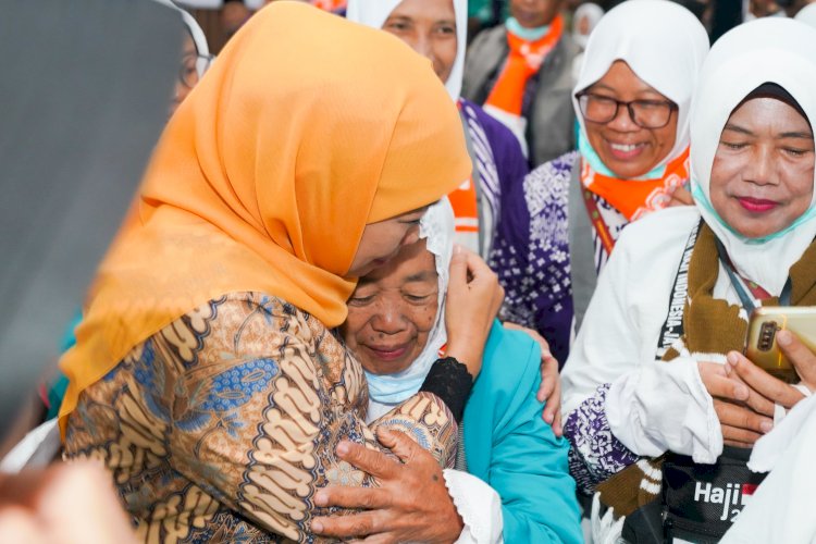 Gubernur Jawa Timur Khofifah Indar Parawansa melepas keberangkatan jemaah haji kelompok terbang (kloter) pertama Embarkasi Surabaya Tahun 1446 H/2025 M dari Asrama Haji Sukolilo/Ist