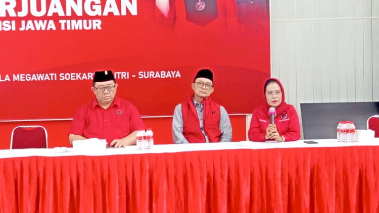 Teks foto: Kanang mengumumkan pencopotan Adi dan Achmad Hidayat dari struktural PDIP Surabaya/RMOLJatim