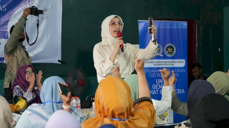 Anggota Komisi IX DPR RI Arzeti Bilbina melakukan sosialisasi MBG di Surabaya 