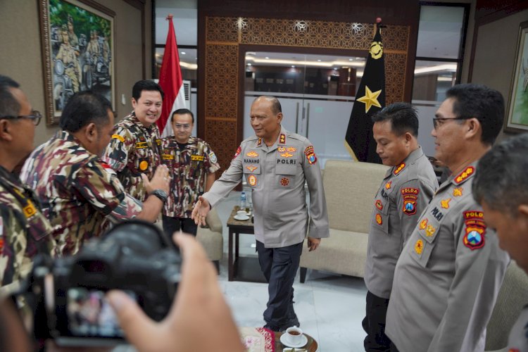 Kapolda Jawa Timur, Irjen Pol Drs Nanang Avianto MSi bersama Komunikasi Putra Putri Purnawirawan dan Putra Putri TNI-Polri (GM FKPPI) dalam menjaga stabilitas sosial dan keamanan daerah. Hal ini disampaikan saat menerima audiensi Pengurus Pusat dan Pengurus Daerah XIII GM FKPPI di Mapolda Jatim, Jumat (2/5/2025).