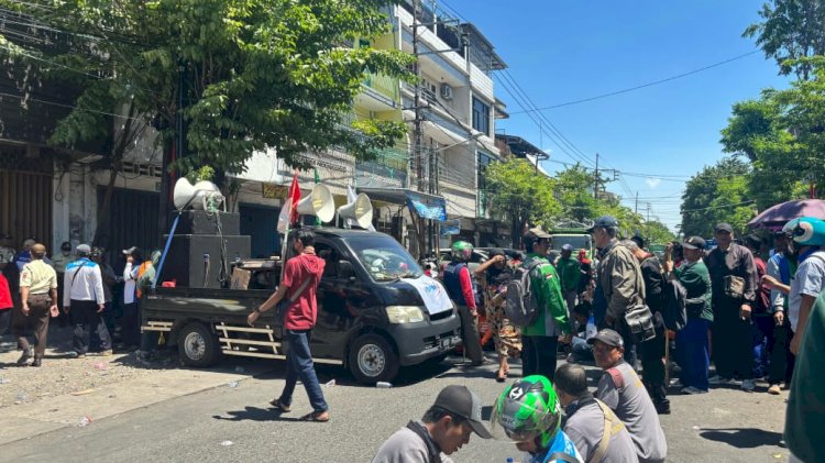Karyawan menggelar demo di depan Kantor PT Pakerin di Jalan Kertopaten, Surabaya/Ist