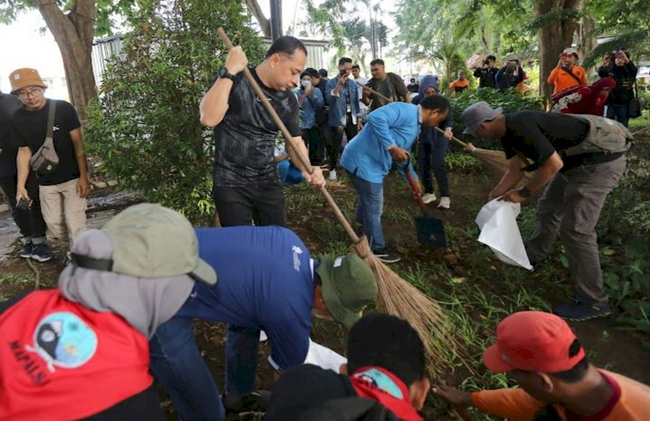 Teks foto: Wali Kota Eri membersihkan Taman Asreboyo, Jalan Ngagel Surabaya/RMOLJatim