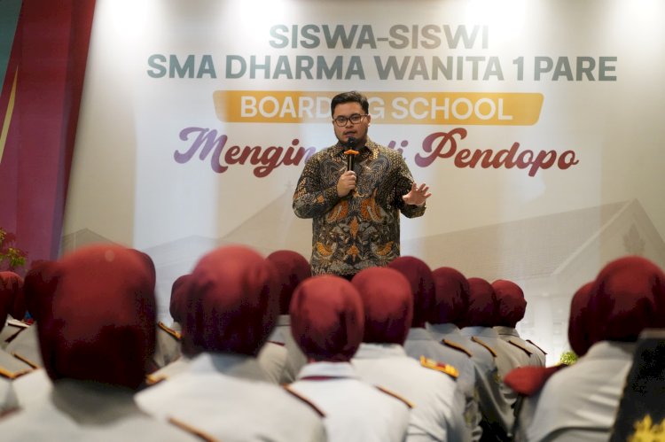 Bupati Kediri Hanindhito Himawan Pramana di hadapan siswa angkatan pertama SMA Dharma Wanita Boarding School di Pendopo/Ist
