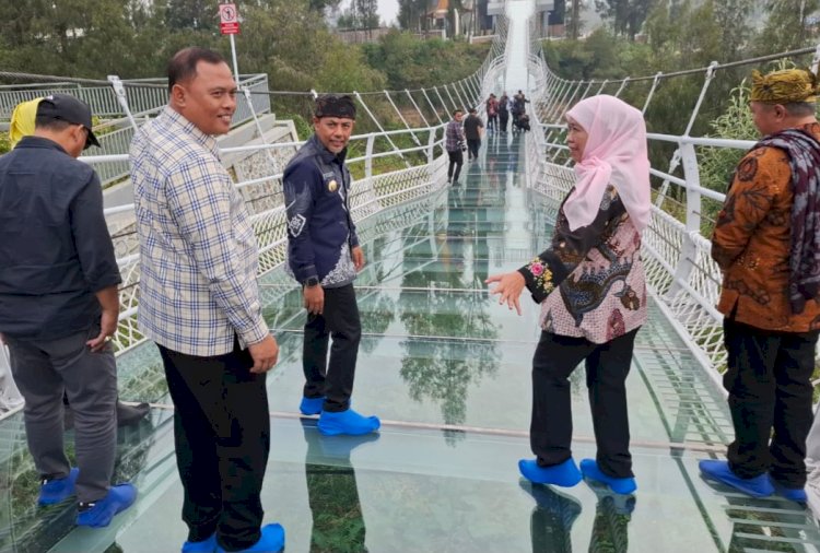 Wahid Nurahman (berbaju kotak-kotak) mendampingi Gubernur Jatim Khofifah Indar Parawansa dan Bupati Probolinggo Muhammad Haris di Jembatan Kaca Seruni Point Bromo/Ist