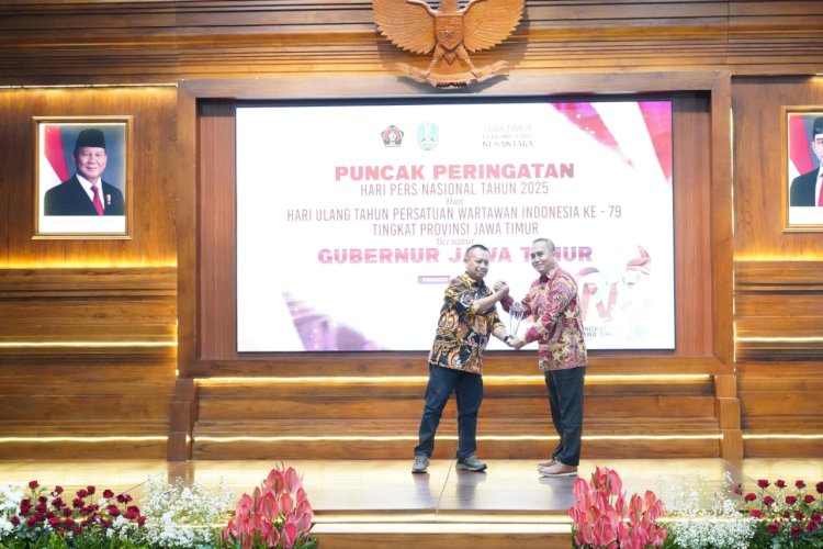 Ketua PWI Jawa Timur Lutfil Hakim menyerahkan penghargaan untuk Bank Jatim.