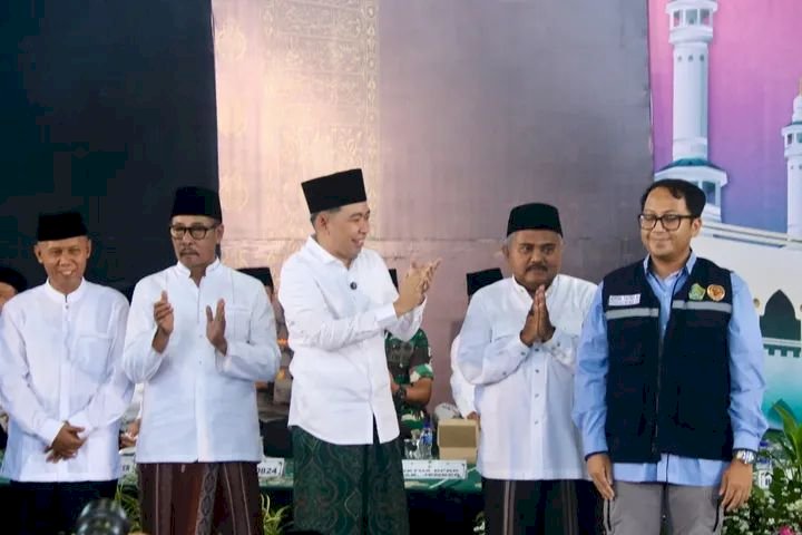 Ahmad Mushodag, bersama Bupati Jember, Gus Fawait saat prosesi pemberangkatan jamaah calon haji 