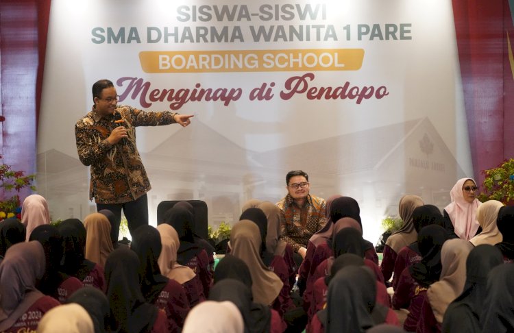 Bupati Dhito mendampingi Anies Baswedan sapa siswa SMA Dharma Wanita Boarding School/Ist