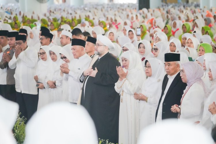 Khofifah dan Syekh Afeefuddin Al Jailani bersama ribuan jemaah Muslimat NU berdoa bersama/Ist
