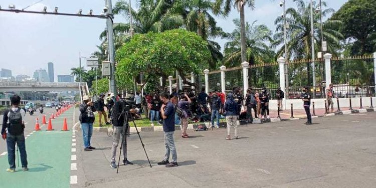 Awak media di depan Gedung DPR/RMOL