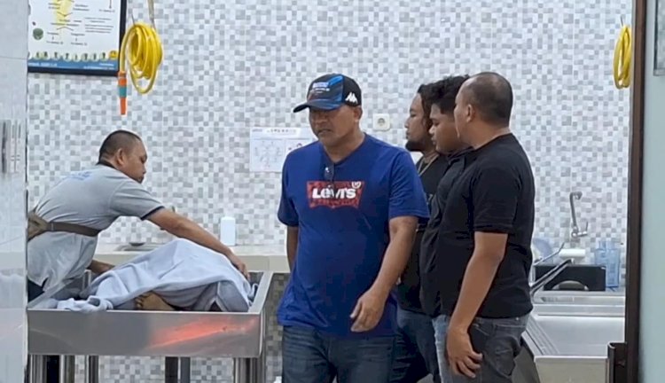 Pelaku yang tertembak, dibawa ke kamar mayat