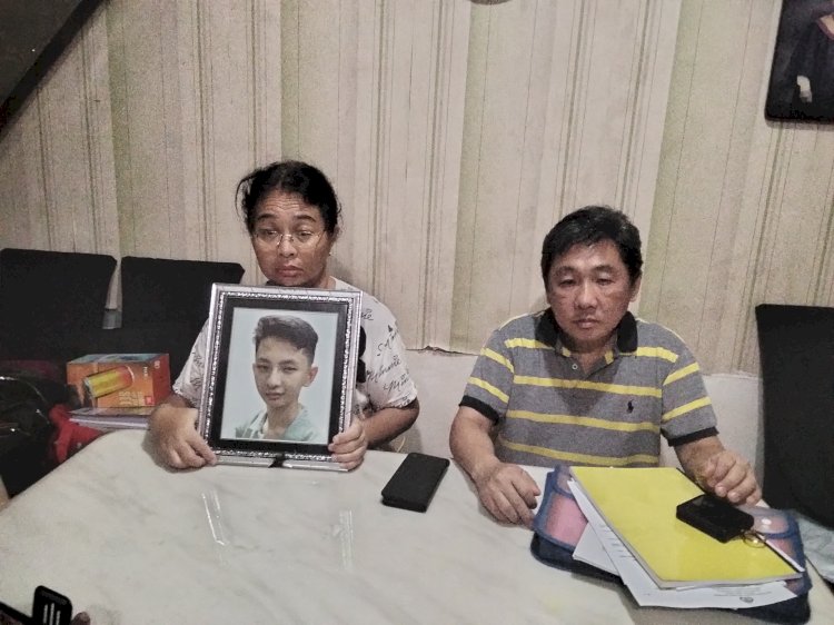Tanu Hariyadi dan Christine saat memberi keterangan soal kematian anaknya Steven Sukha Hariyadi/RMOLJatim