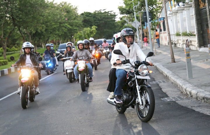 Teks foto: Wali Kota Eri bersama Rini Indriyani naik motor meninjau sejumlah destinasi wisata di kawasan Kenjeran/ist