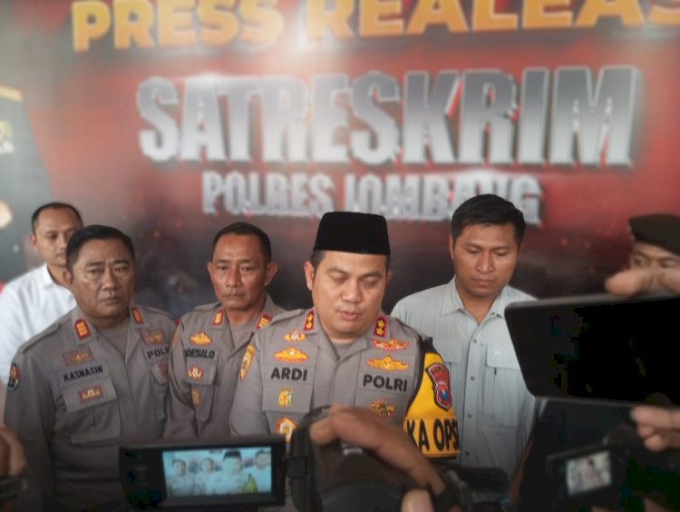 Poto - Kapolres saat memberikan keterangan pers   