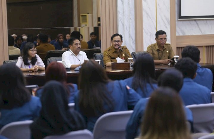 Ikhsan menerima mahasiswa PKL FISIP UNAIR/ist