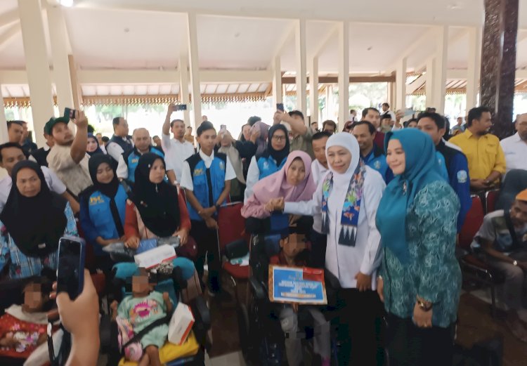 Penyerahan salah satu bantuan untuk penyandang disabilitas oleh Khofifah/RMOLJatim 