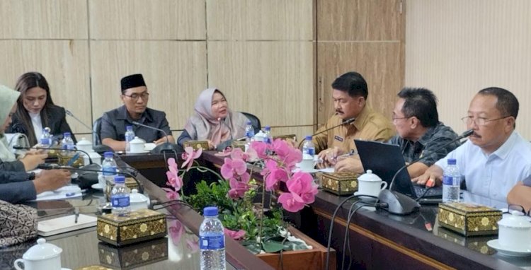 Hearing Kadispora, Pengurus KONI Jember, di ruang komisi D DPRD Jember.( RMOLJatim)