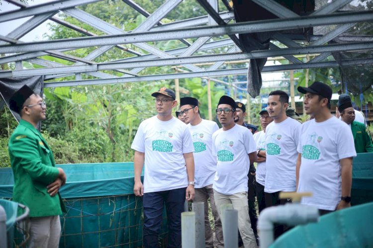 Gus Ubaid, Gus Syafik dan Syafril saat meninjau kebun dan juga peternakan kader ansor di Malang   