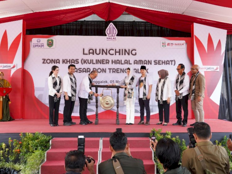 Direktur Bank Jatim R. Arief Wicaksono launching Zona KHAS Pasar Pon Trenggalek, Senin (5/5/2025)