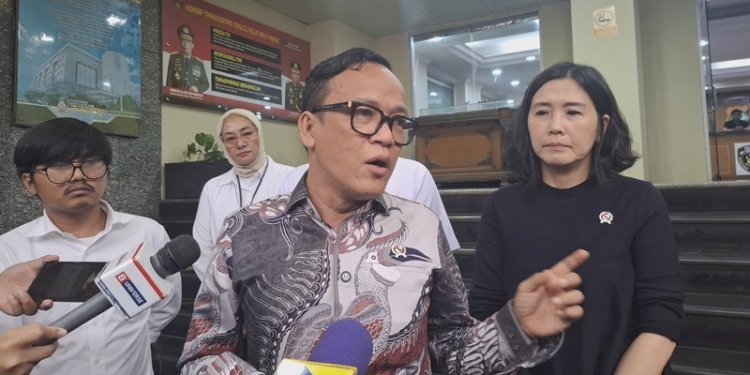 Wakil Menteri Ketenagakerjaan (Wamenaker) Immanuel Ebenezer atau Noel dan Wakil Menteri Pemberdayaan Perempuan dan Perlindungan Anak (PPA), Veronica Tan di Mapolda Metro Jaya, Rabu, 7 Mei 2025/RMOL