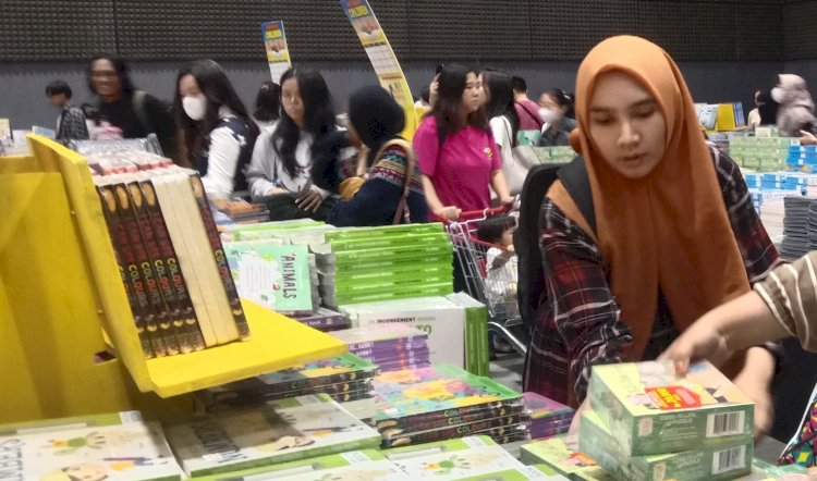 Salah satu konsumen saya memborong buku murah/ RMOLJatim