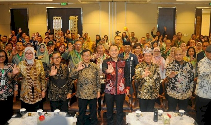 Wali Kota Eri Cahyadi bersama Menteri LH RI Hanif Faisol Nurofiq/RMOLJatim
