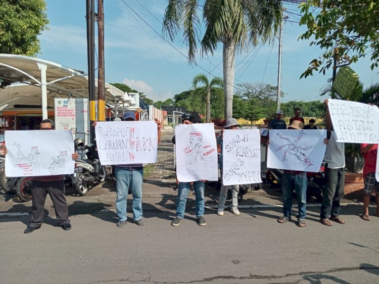 Gerakan Masyarakat Tangkap Koruptor aksi unjuk rasa di TMP dan DPRD Kota Madiun /RMOLJatim