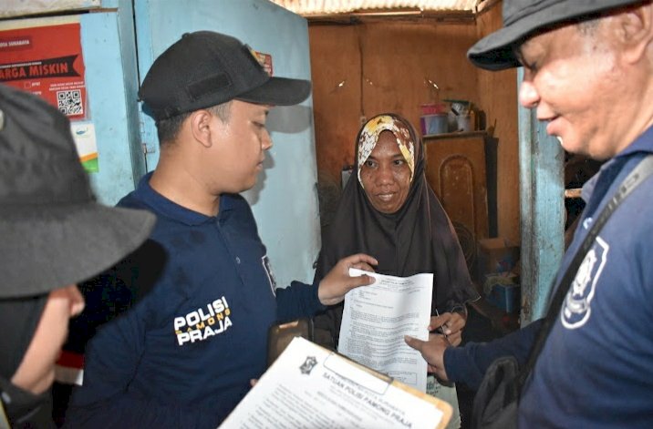 Satpol PP Surabaya memberikan surat peringatan ke-3/RMOLJatim