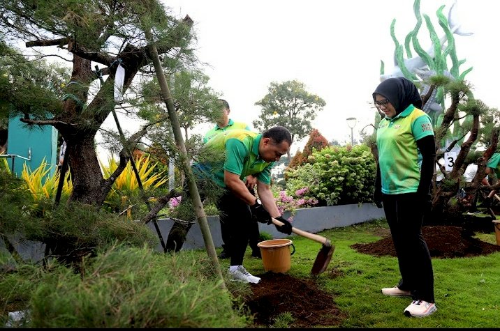 Teks foto: Wali Kota Eri bersama Rini Indriyani dalam aksi penanaman pohon/RMOLJatim   