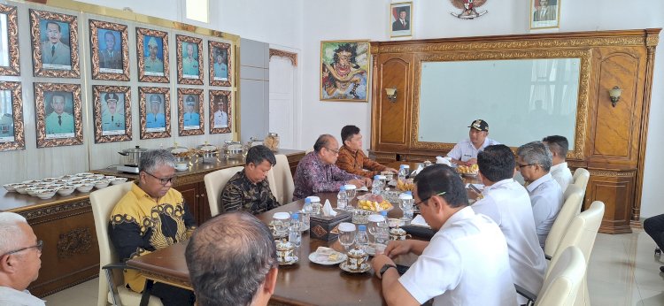 Rapat Bupati Boyolali Agus Irawan beserta jajarannya, Kepala Desa Kembang Kecamatan Gladaksari Untung Soesilo, dan pihak kuasa investor PT IRT Iwa Koswara/Ist