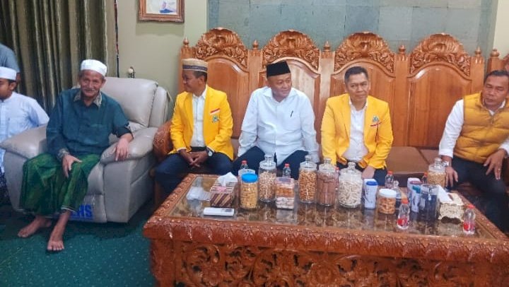 Bahlil Lahadalia melakukan kunjungan silaturahmi ke kediaman KH Ali Mashuri