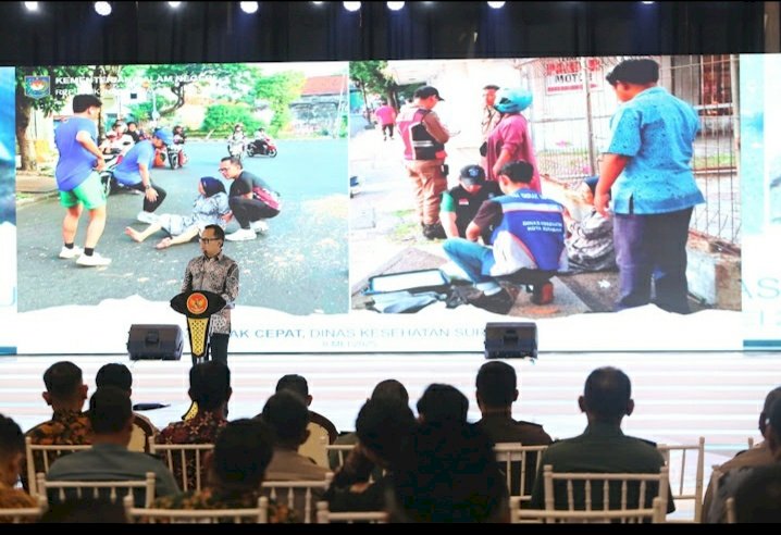 Teks foto: Bima Arya menunjukkan video hingga memuji Kecepatan TGC Surabaya di Munas VII APEKSI 2025/RMOLJatim