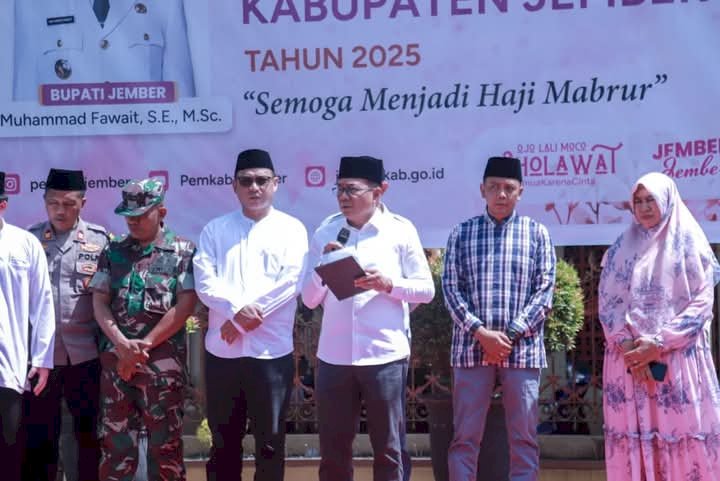 Sekdakab Jember Jupriono saat mewakili Bupati Jember, melepas jamaah calon haji secara simbolik di Surabaya /RMOLJatim