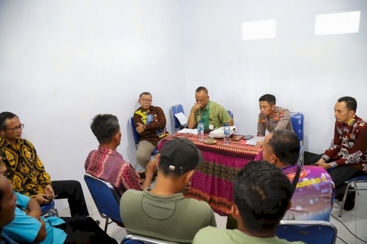 Foto: Asisten Administrasi dan Umum, Harry Agustriono (paling kiri dekat meja Berkacamata) didampingi sejumlah OPD menemui warga Mayangan   