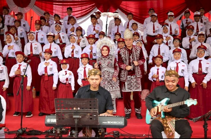 Teks foto: Eri Cahyadi dan Rini Indriymi bersama anak SD di Surabaya/ist