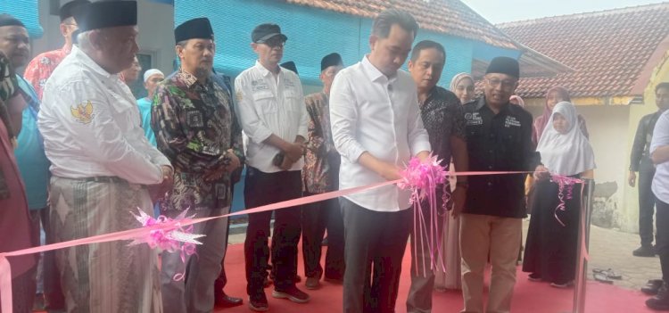 Bupati Jember, Muhammad Fawait saat meresmikan Gedung Dapur MBG didampingi mantan Bupati Jember, MZA Jalal, Ahmad Sudiono dan sejumlah pejabat OPD/Ist