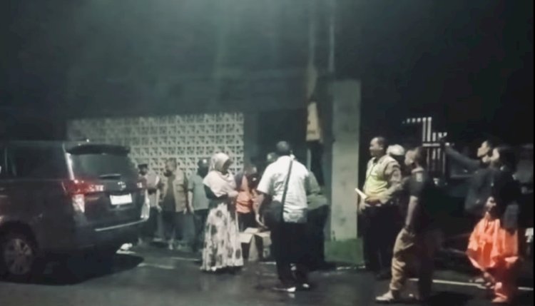 Wakil Walikota Probolinggo bersama tim saat tinjau lokasi banjir di Jalan Prof Hamka