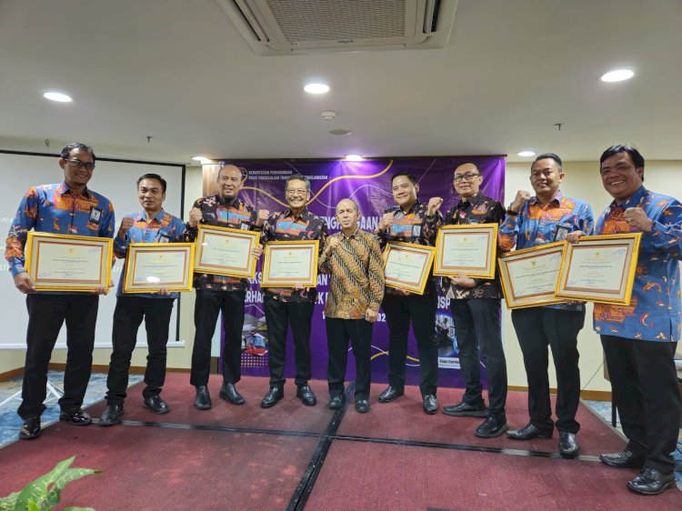 Foto : Direktur Utama PT. Dharma Lautan Utama, Erwin H Poedjono bersama jajaran saat menerima penghargaan dari Kemenhub di Jakarta, Rabu (14/5) ist