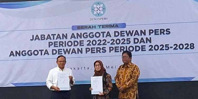 Komaruddin Hidayat dan Ninik Rahayu saat serah terima jabatan Ketua Dewan Pers/Antara